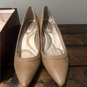 Bandolino Pointed Toe Flat in Light Tan Lizard-Texture